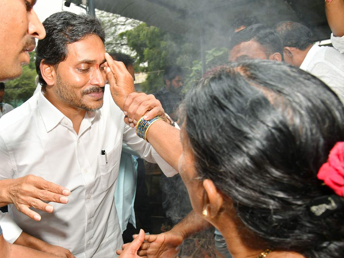 YS jagan mohan reddy Kadapa Tour Second Day Highlights Photos 12