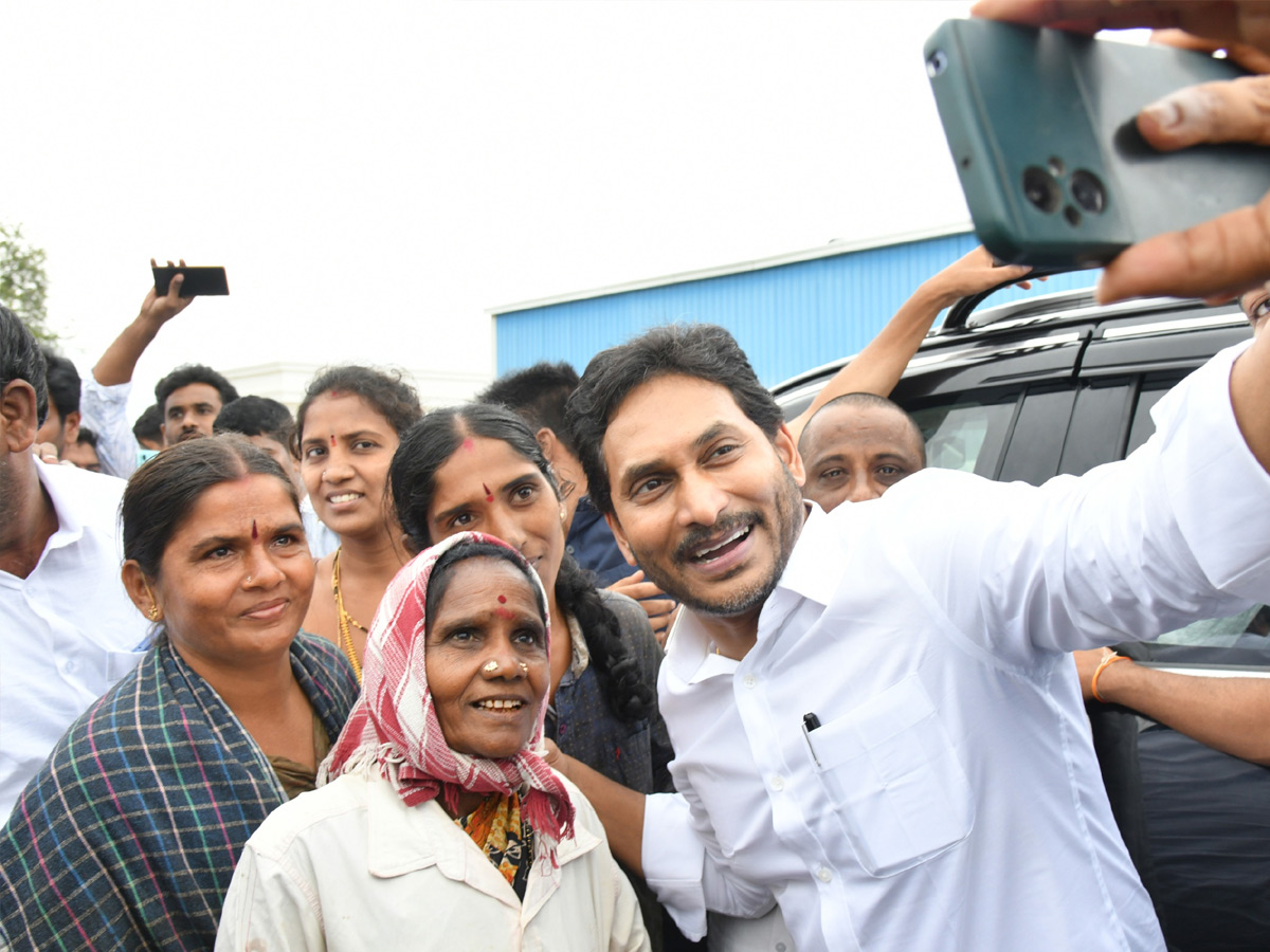 YS jagan mohan reddy Kadapa Tour Second Day Highlights Photos 26