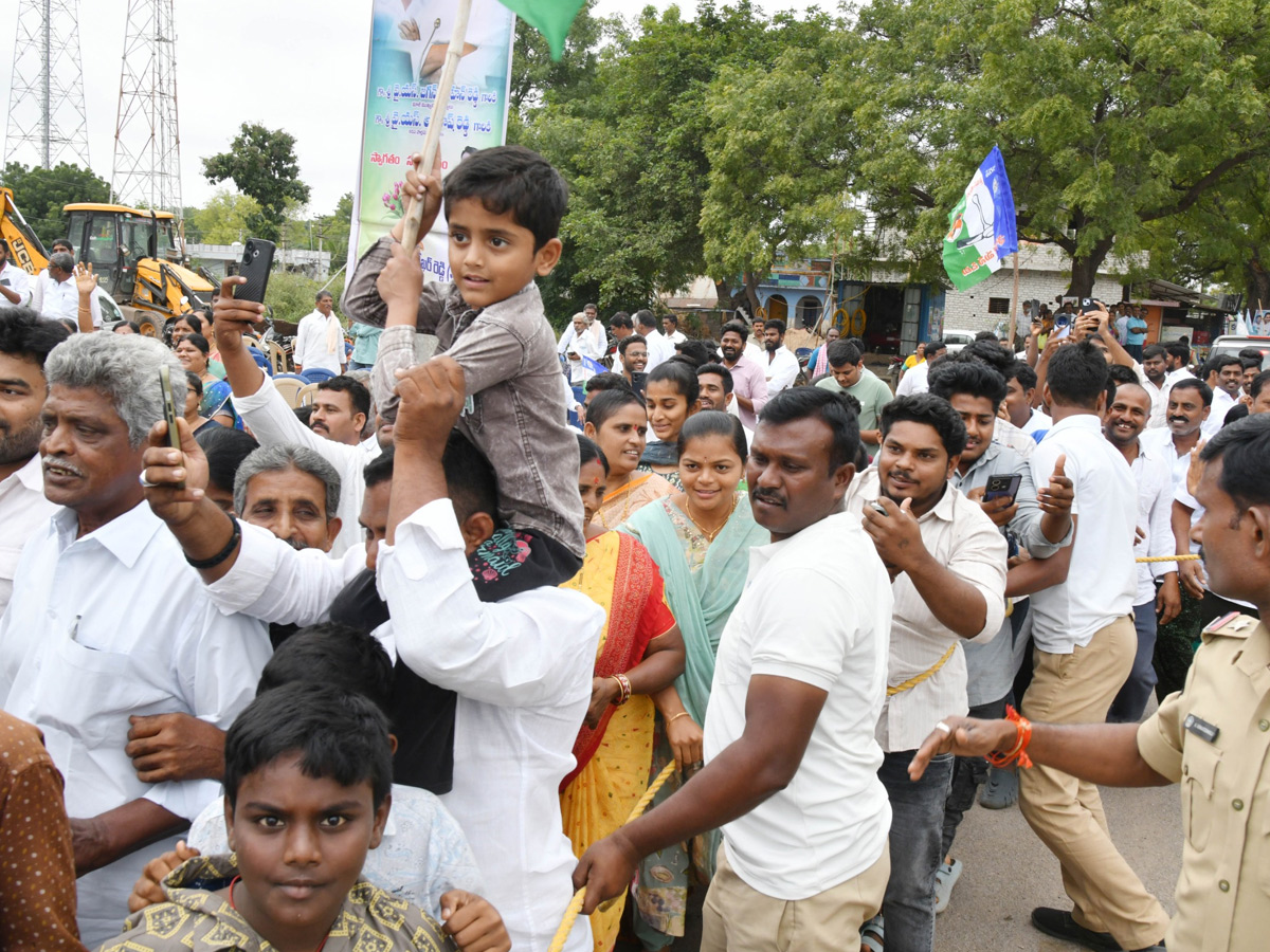 YS jagan mohan reddy Kadapa Tour Second Day Highlights Photos 29