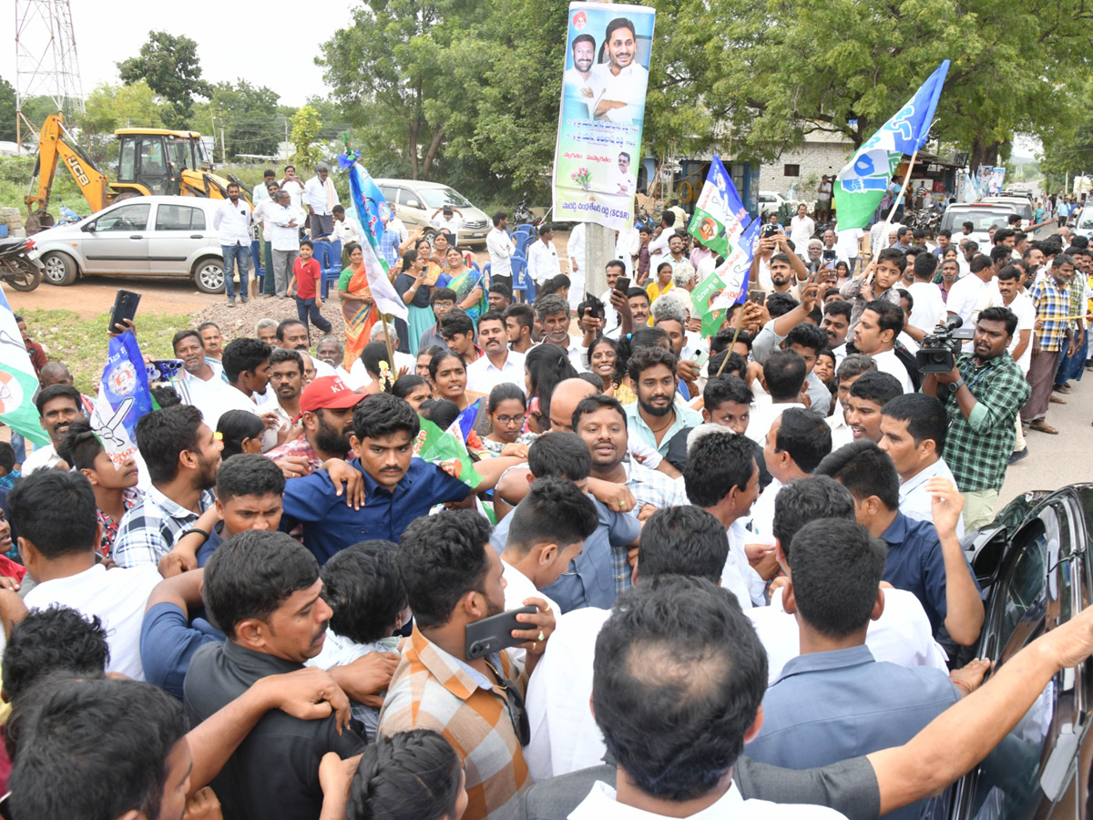 YS jagan mohan reddy Kadapa Tour Second Day Highlights Photos 30