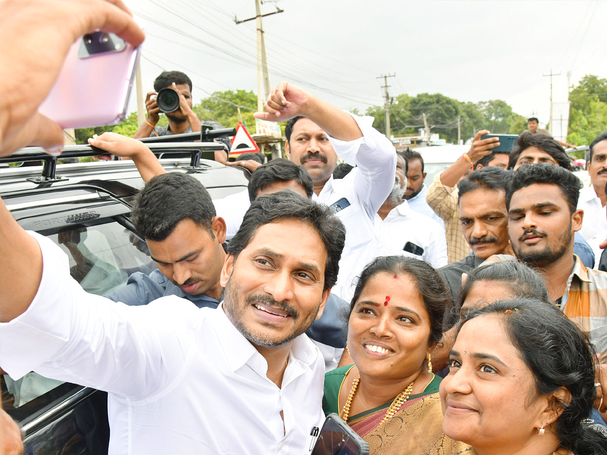 YS jagan mohan reddy Kadapa Tour Second Day Highlights Photos 31