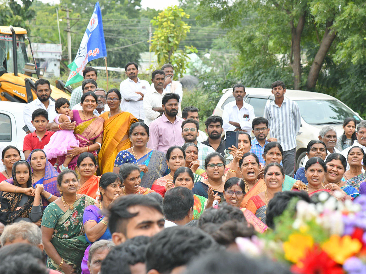 YS jagan mohan reddy Kadapa Tour Second Day Highlights Photos 32