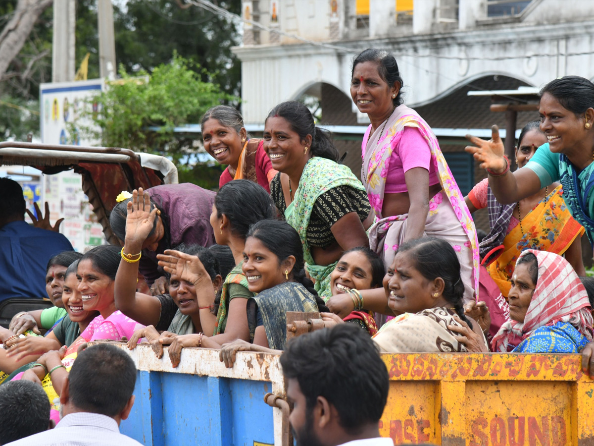 YS jagan mohan reddy Kadapa Tour Second Day Highlights Photos 35