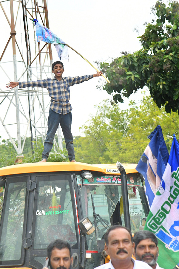 YS jagan mohan reddy Kadapa Tour Second Day Highlights Photos 36