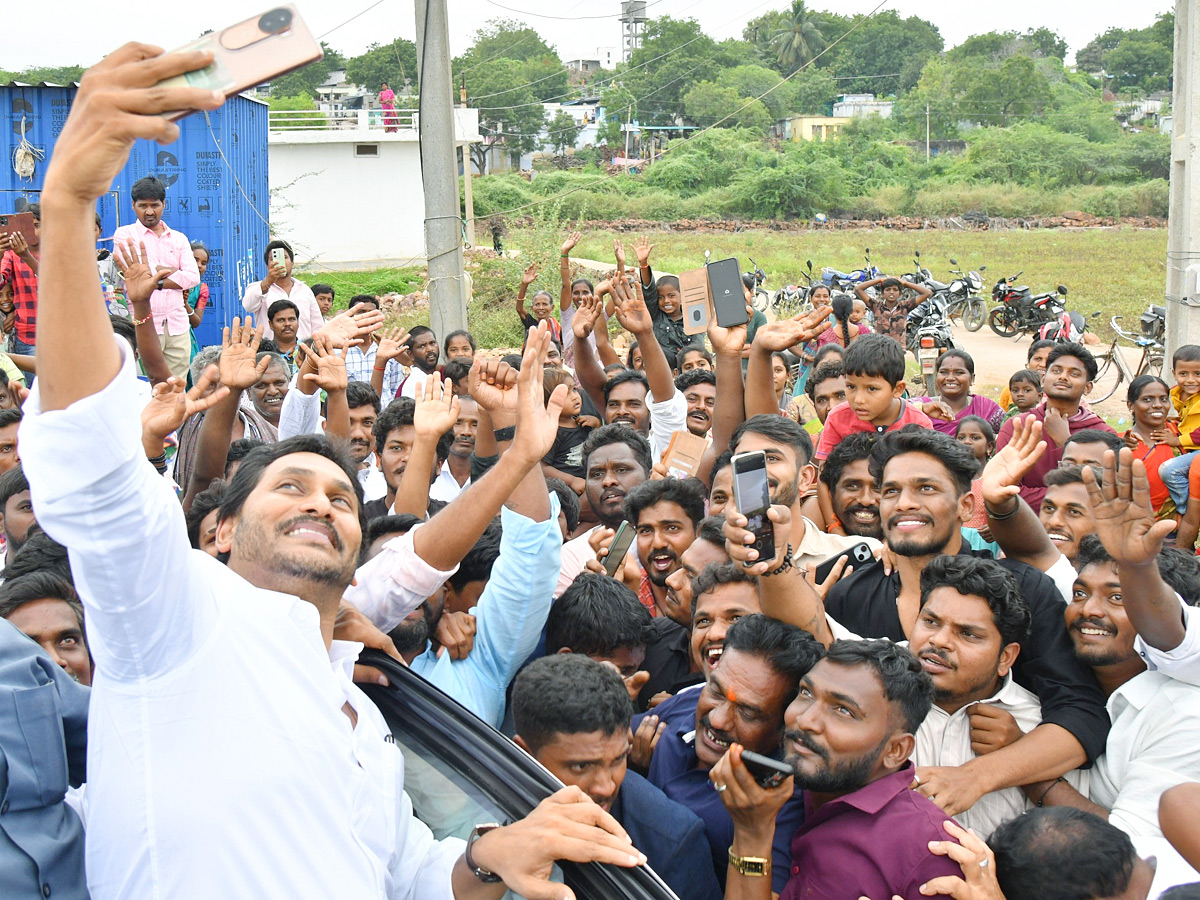 YS jagan mohan reddy Kadapa Tour Second Day Highlights Photos 39