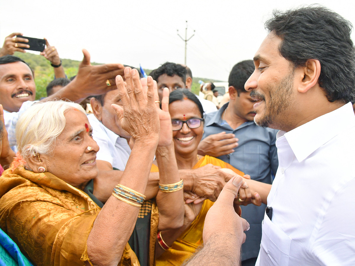 YS jagan mohan reddy Kadapa Tour Second Day Highlights Photos 40