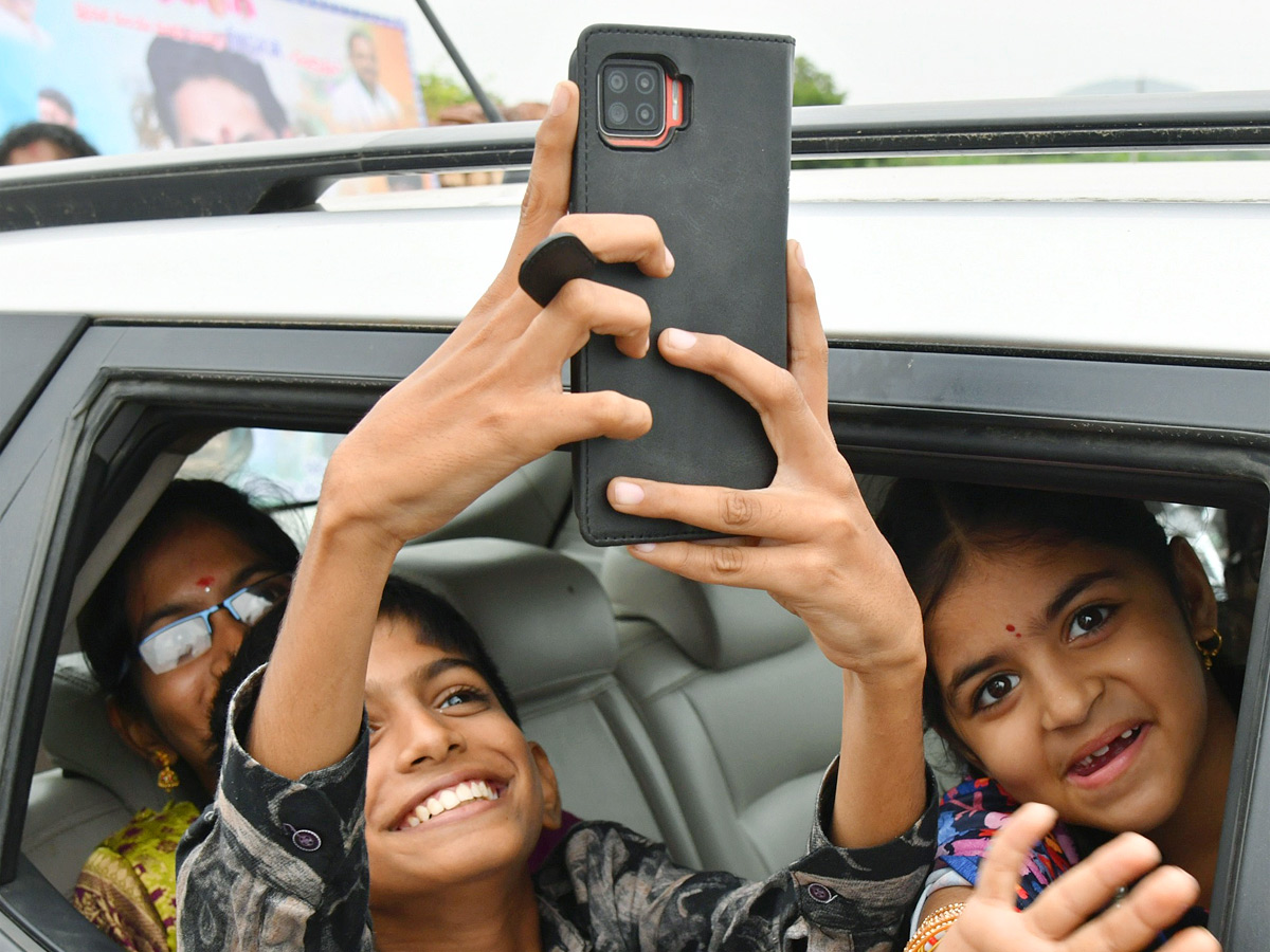 YS jagan mohan reddy Kadapa Tour Second Day Highlights Photos 43