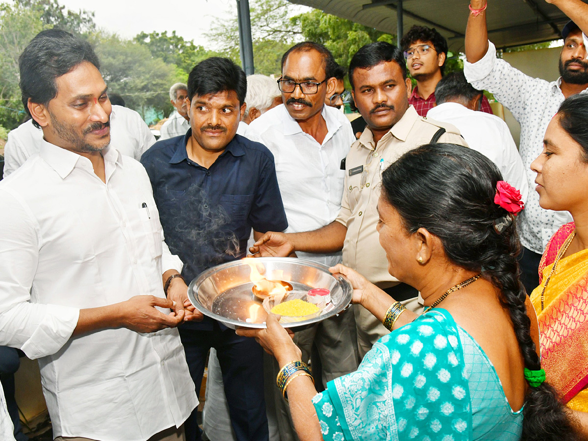 YS jagan mohan reddy Kadapa Tour Second Day Highlights Photos 45