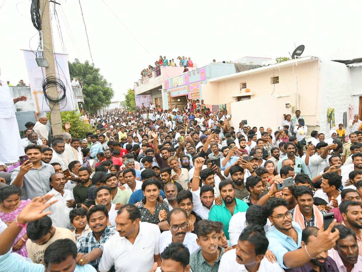 YS jagan mohan reddy Kadapa Tour Second Day Highlights Photos 49