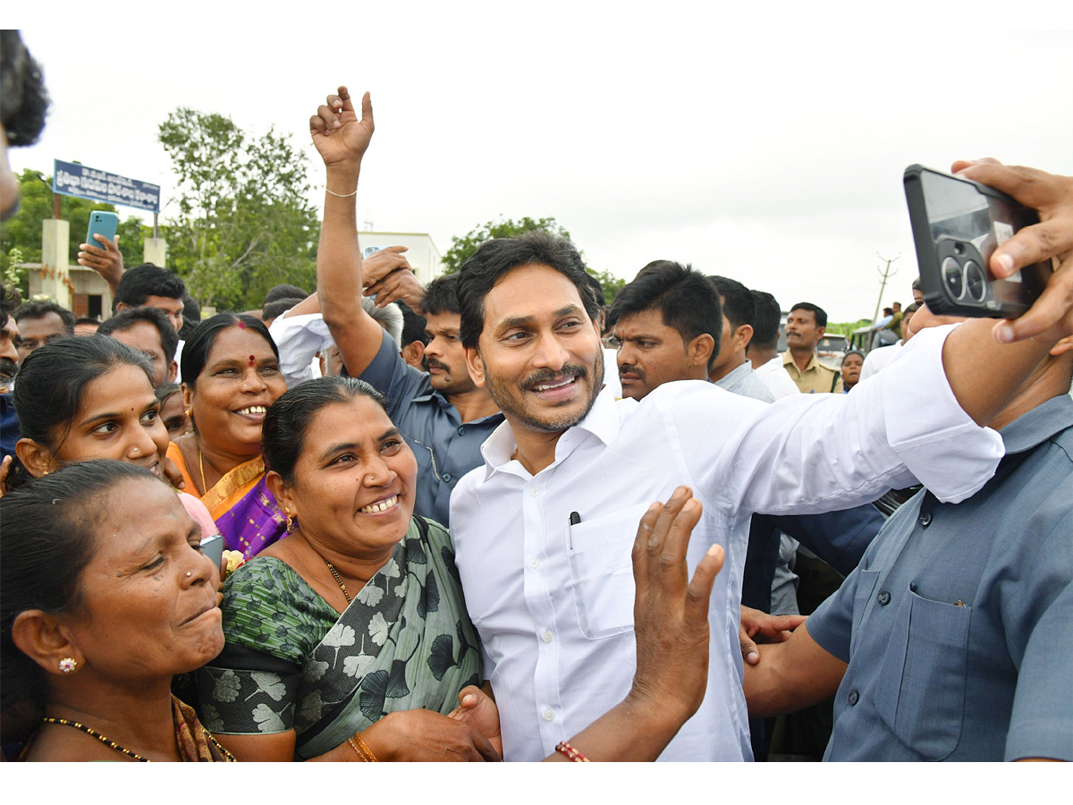 YS jagan mohan reddy Kadapa Tour Second Day Highlights Photos 15