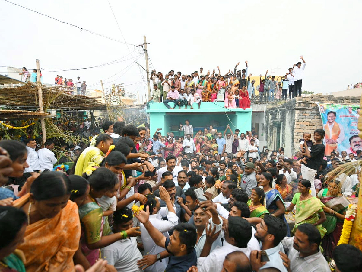 YS jagan mohan reddy Kadapa Tour Second Day Highlights Photos 51