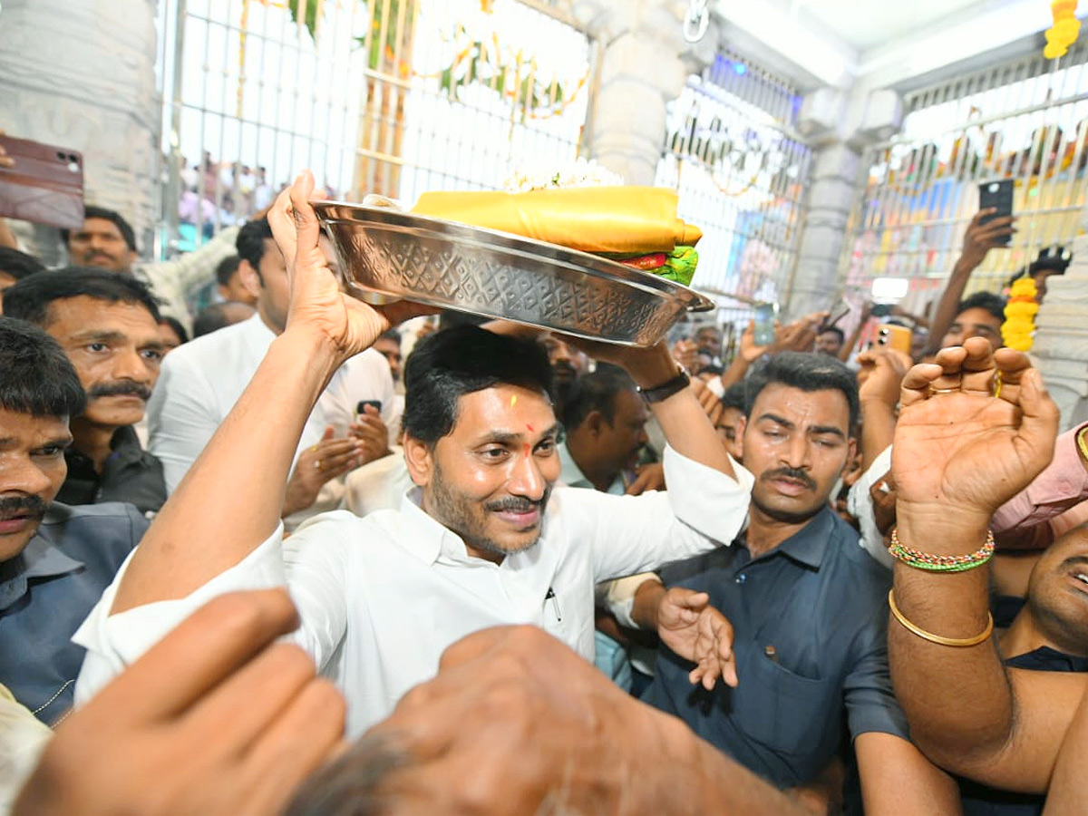 YS jagan mohan reddy Kadapa Tour Second Day Highlights Photos 2