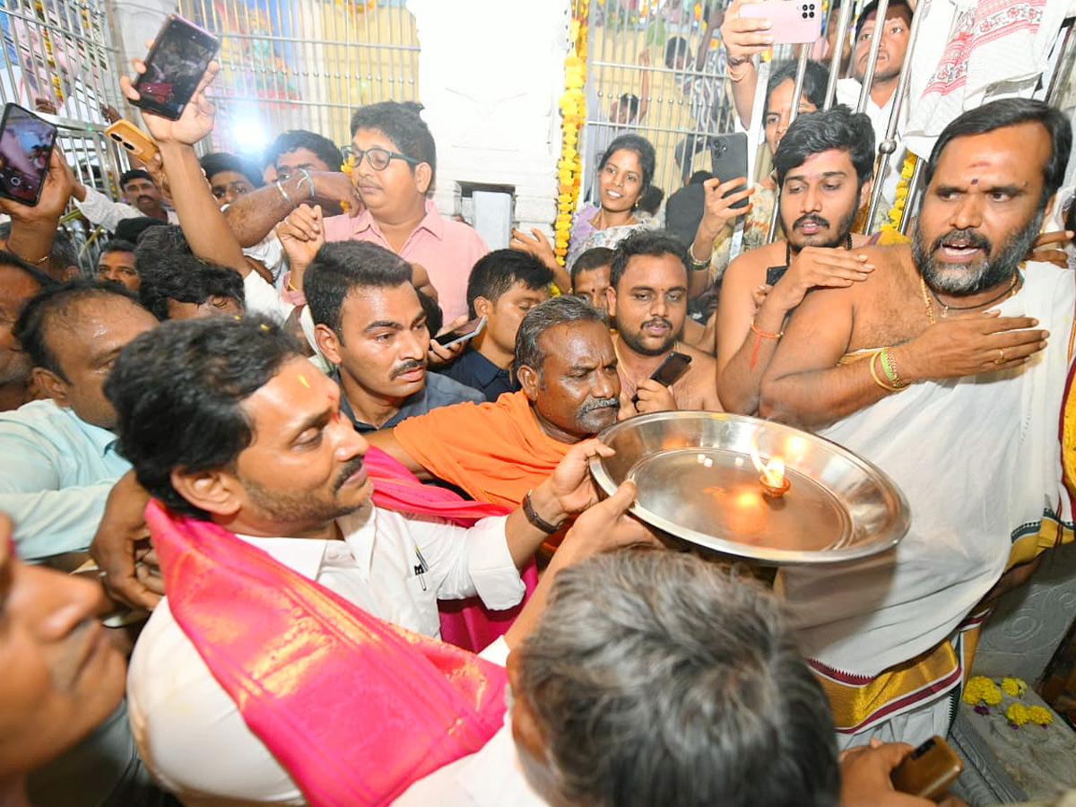 YS jagan mohan reddy Kadapa Tour Second Day Highlights Photos 5