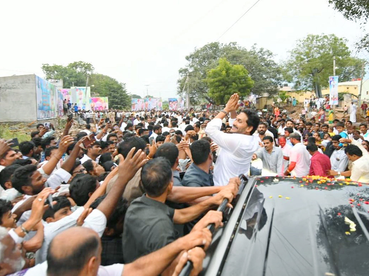 YS jagan mohan reddy Kadapa Tour Second Day Highlights Photos 11