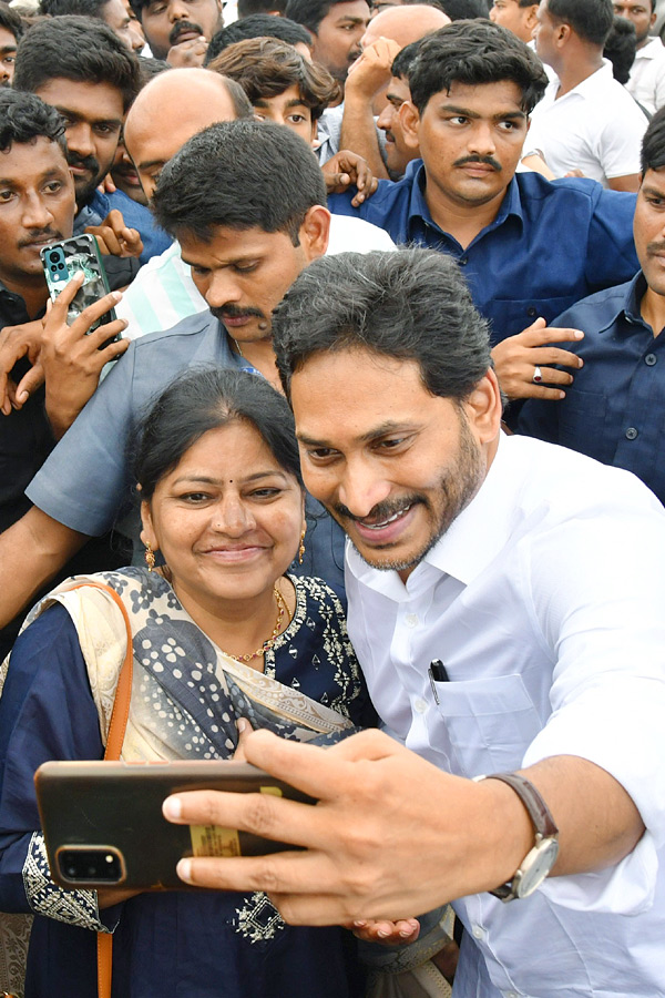 YS jagan mohan reddy Kadapa Tour Second Day Highlights Photos 20