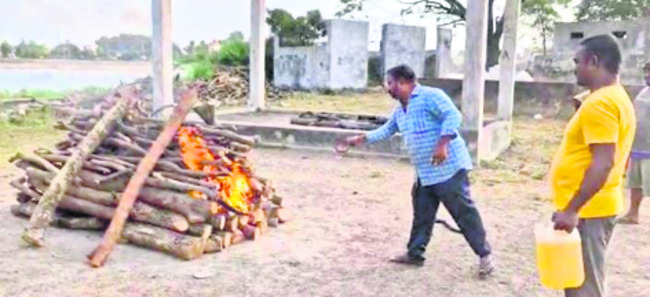 ఆస్తులు కాజేశారు.. అంత్యక్రియలు మరిచారు1