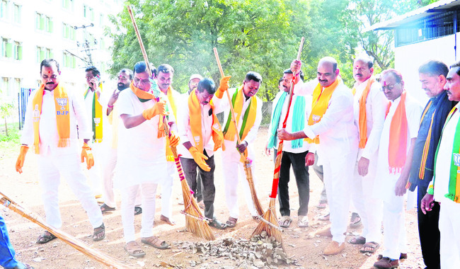 రోడ్డుకు ఇరువైపులా పచ్చదనం 3