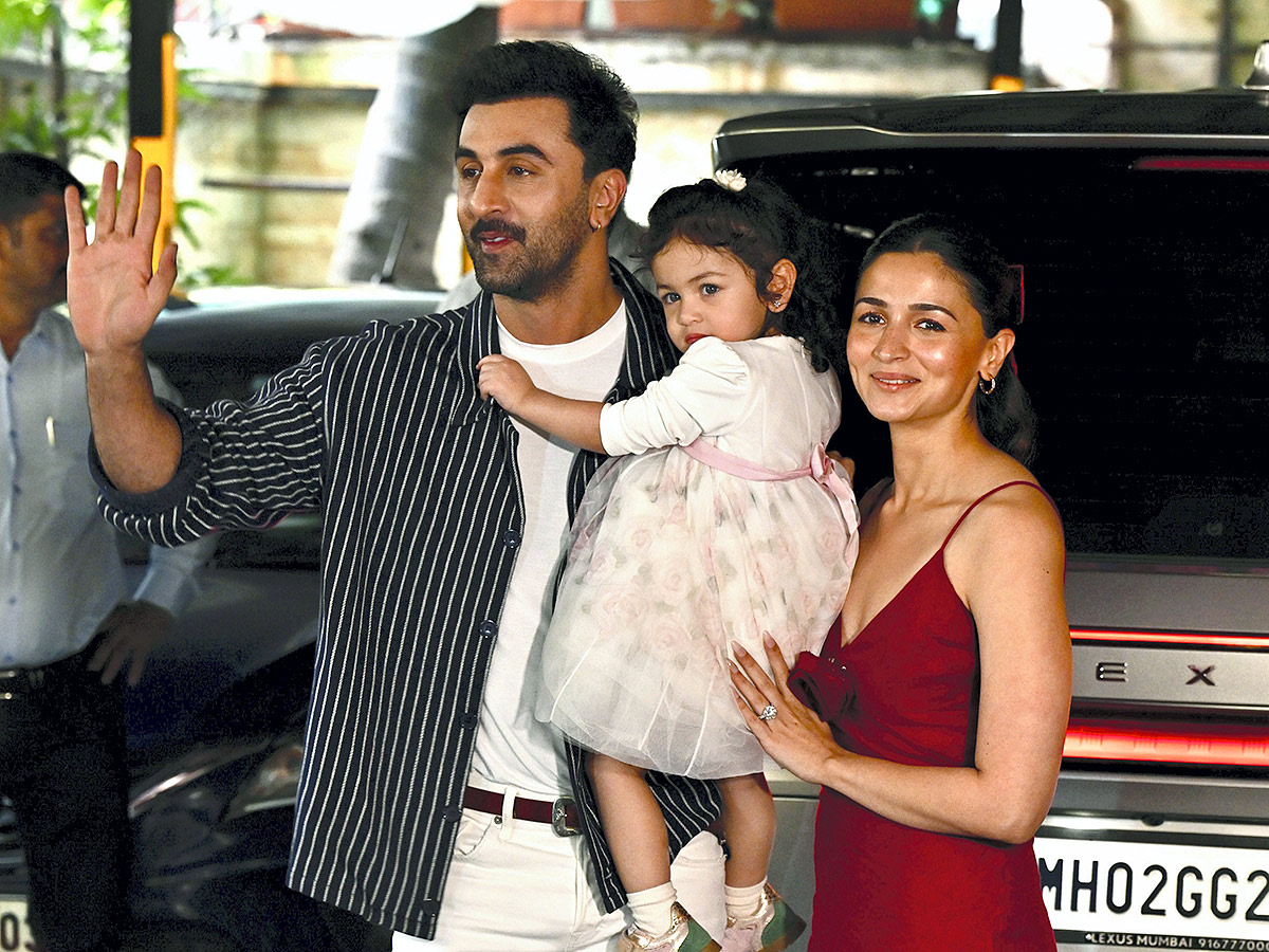 Actor Ranbir Kapoor with his daughter Raha Kapoor poses for pictures4