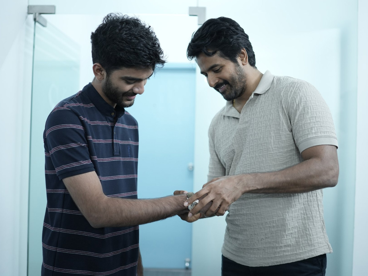 Chess prodigy Gukesh Dommaraju meets Rajinikanth and Sivakarthikeyan Photos4