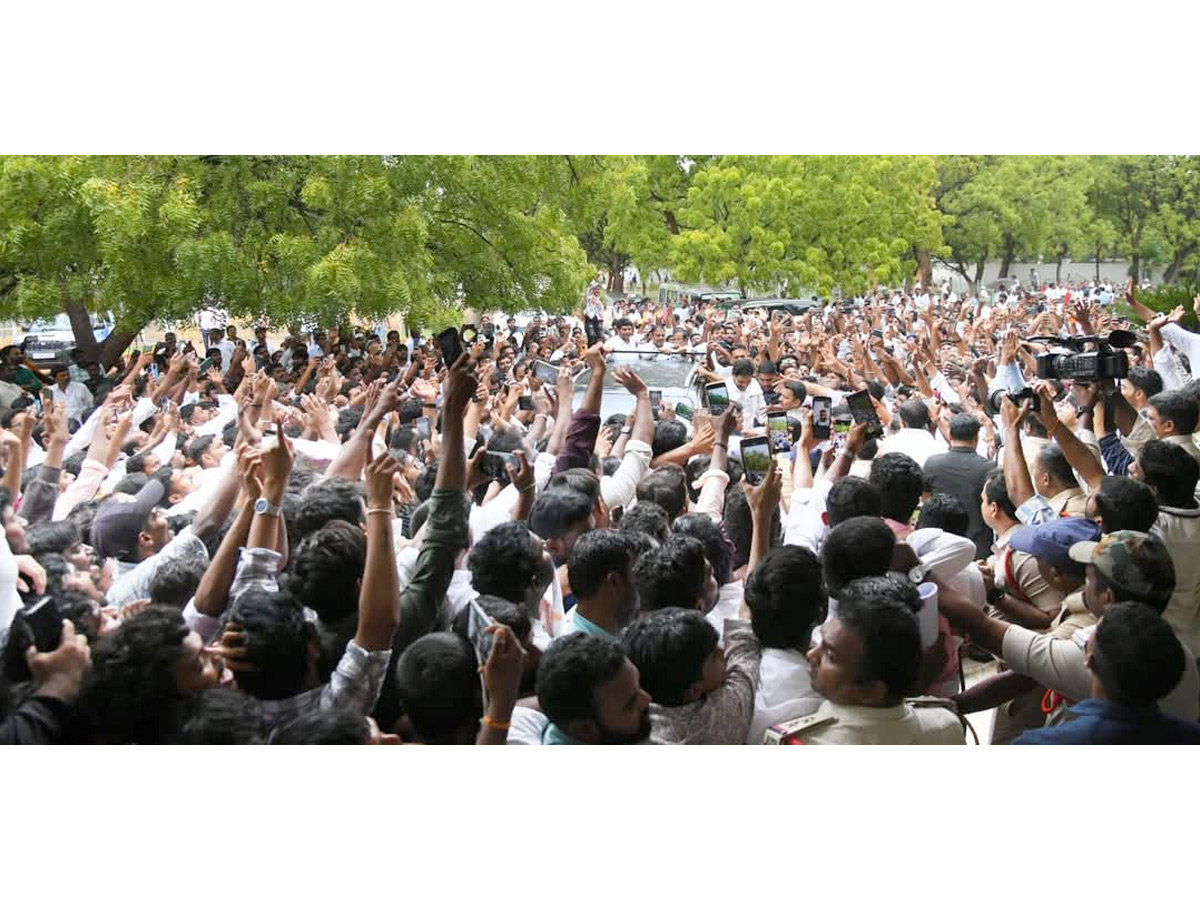 YS Jagan Grand Entry Pulivendula Camp Office Praja Darbar 17