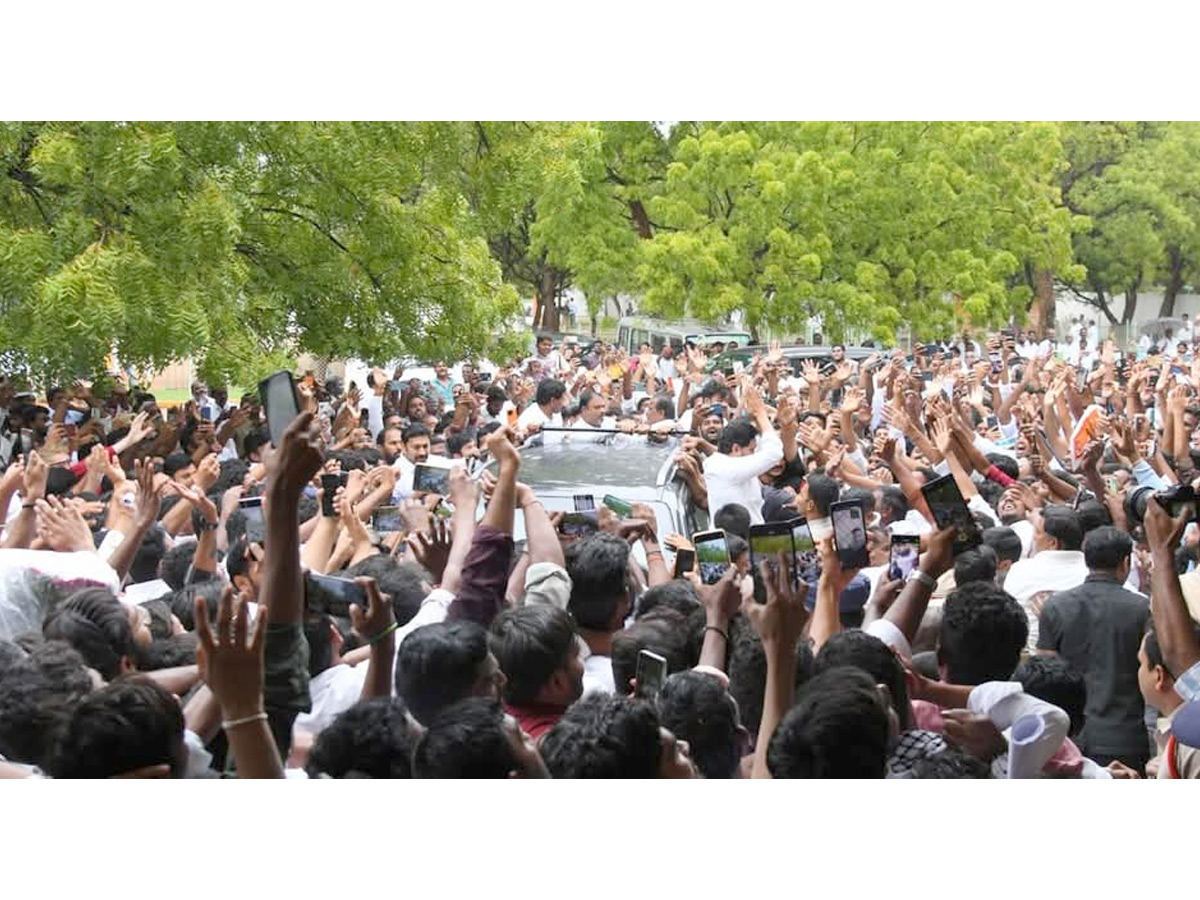 YS Jagan Grand Entry Pulivendula Camp Office Praja Darbar 18