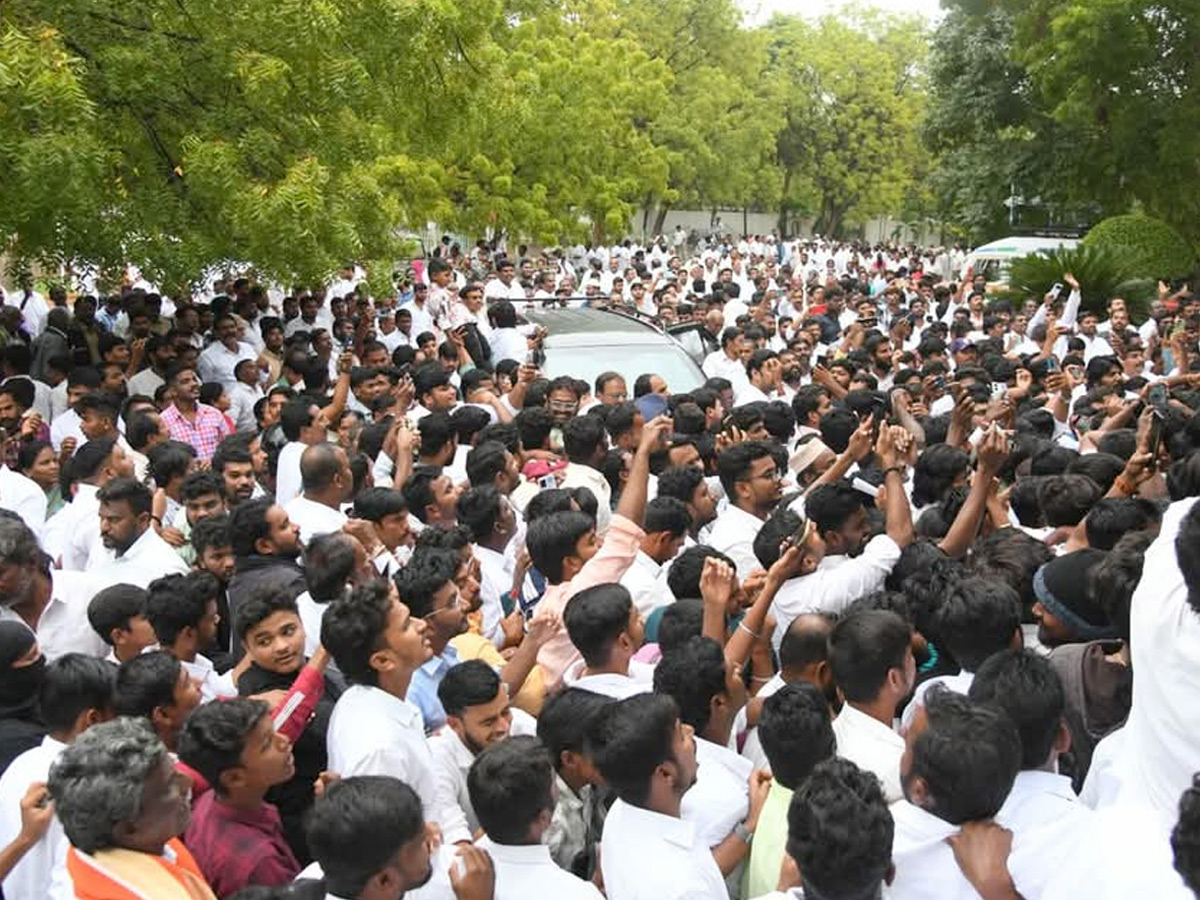 YS Jagan Grand Entry Pulivendula Camp Office Praja Darbar 19