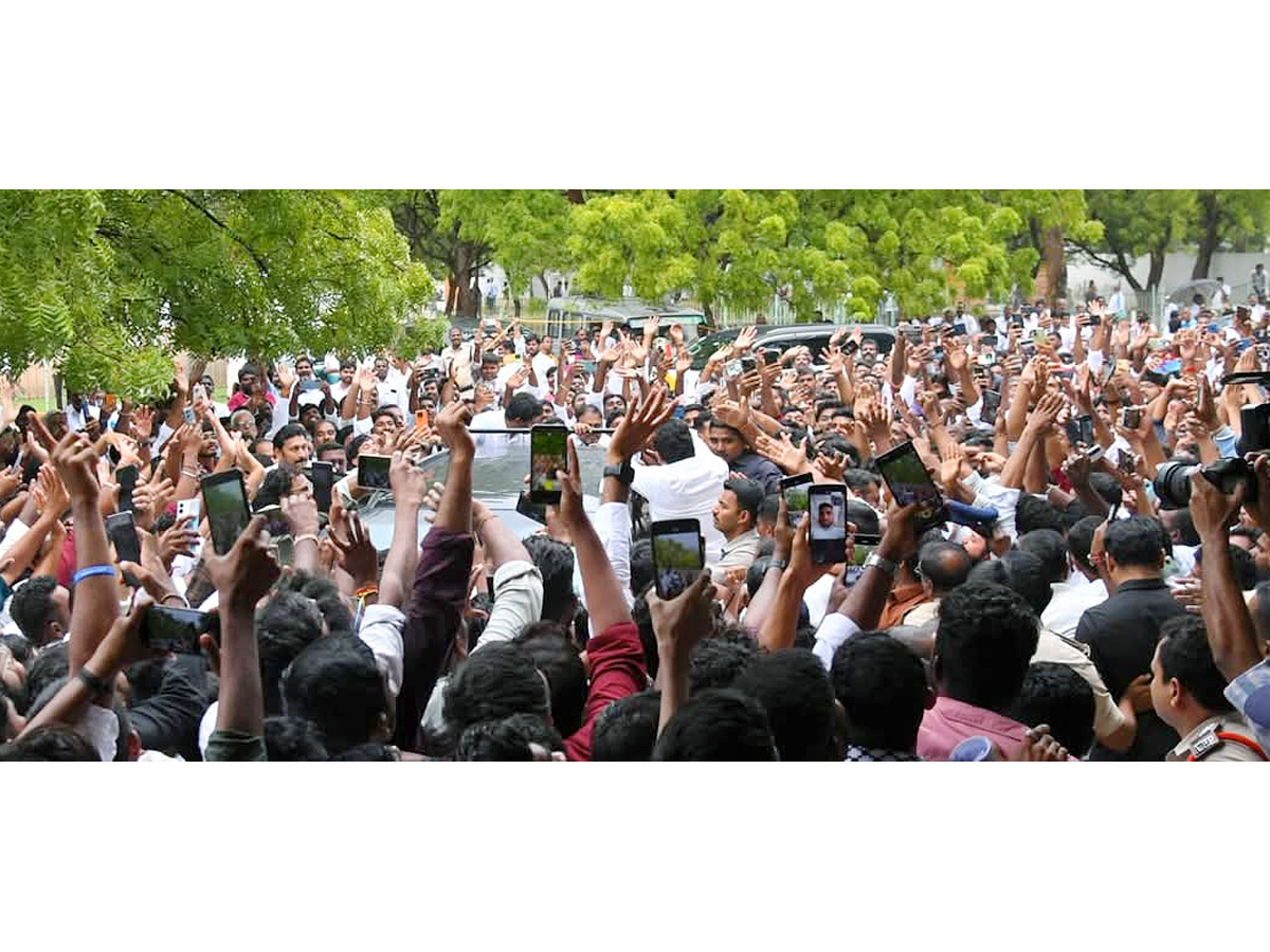 YS Jagan Grand Entry Pulivendula Camp Office Praja Darbar 20