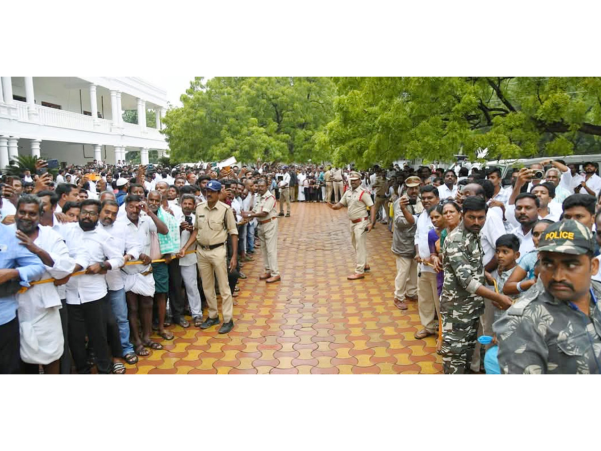 YS Jagan Grand Entry Pulivendula Camp Office Praja Darbar 22