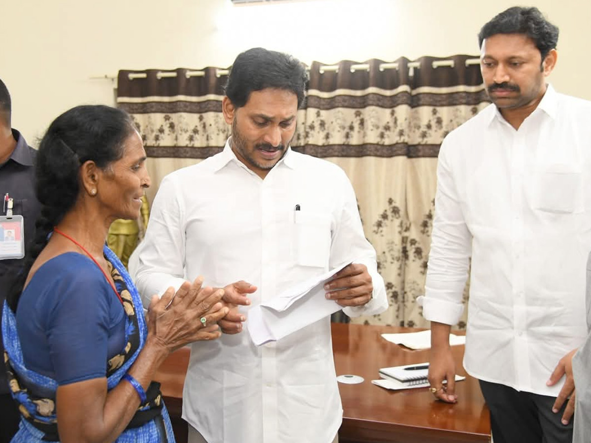 YS Jagan Grand Entry Pulivendula Camp Office Praja Darbar 23