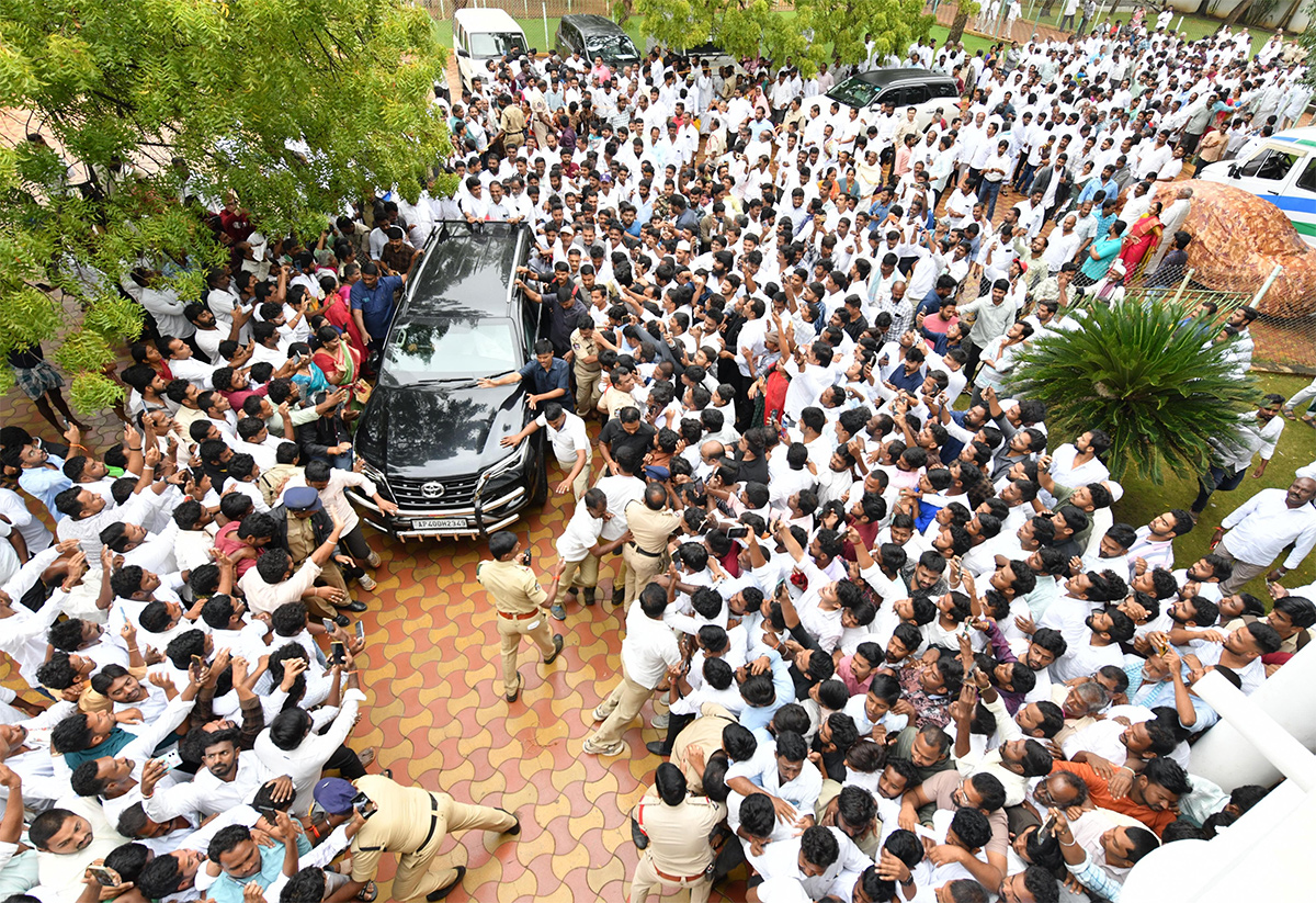 YS Jagan Grand Entry Pulivendula Camp Office Praja Darbar 9