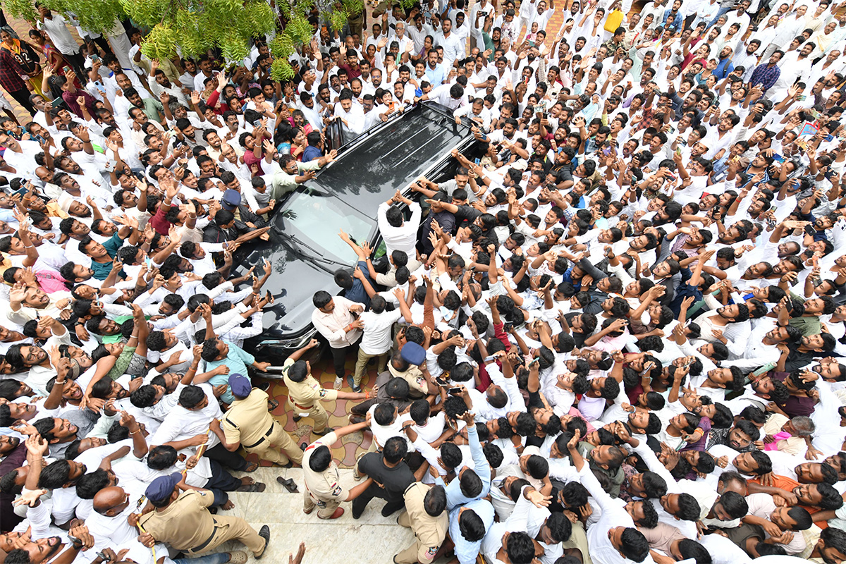 YS Jagan Grand Entry Pulivendula Camp Office Praja Darbar 10