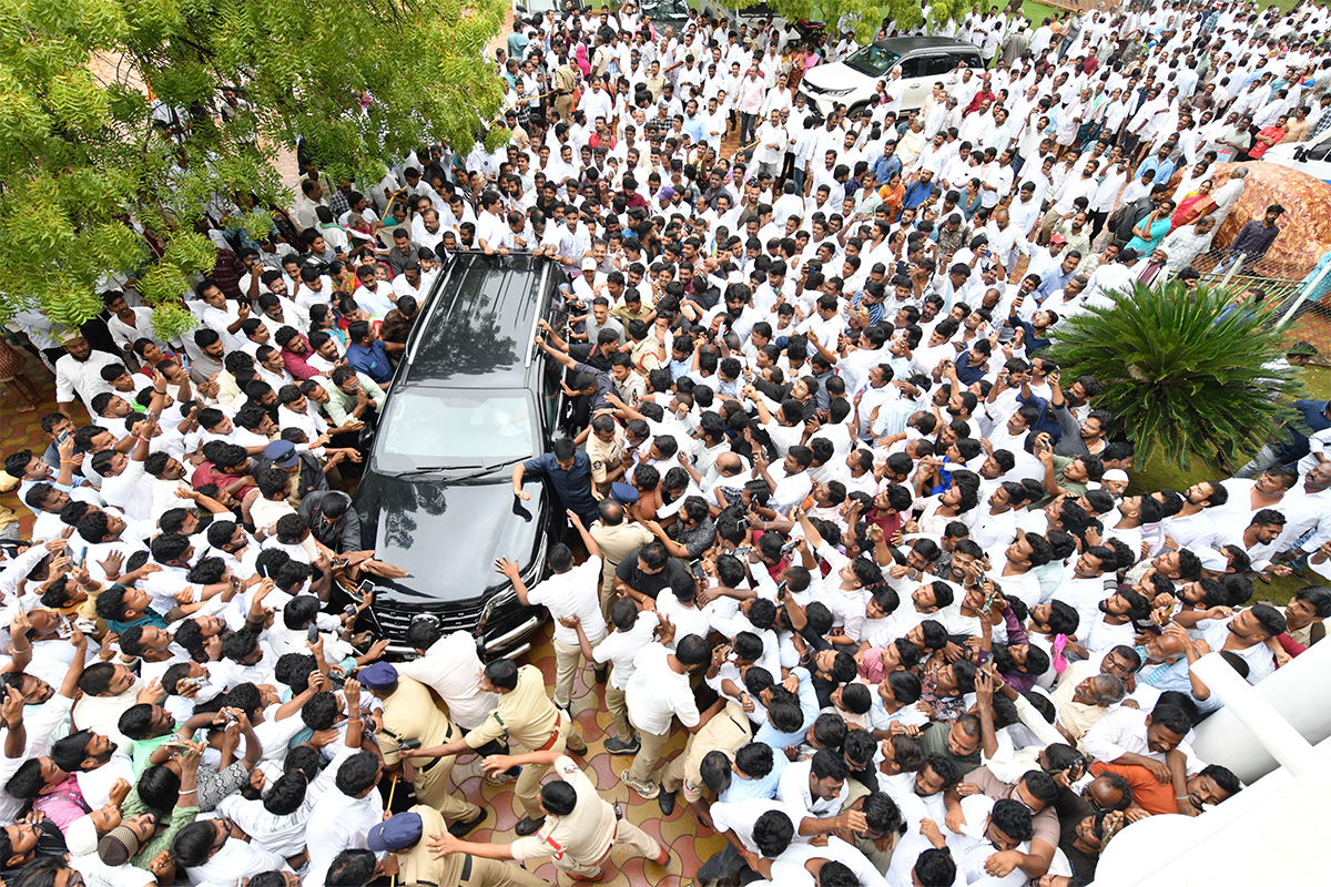 YS Jagan Grand Entry Pulivendula Camp Office Praja Darbar 11