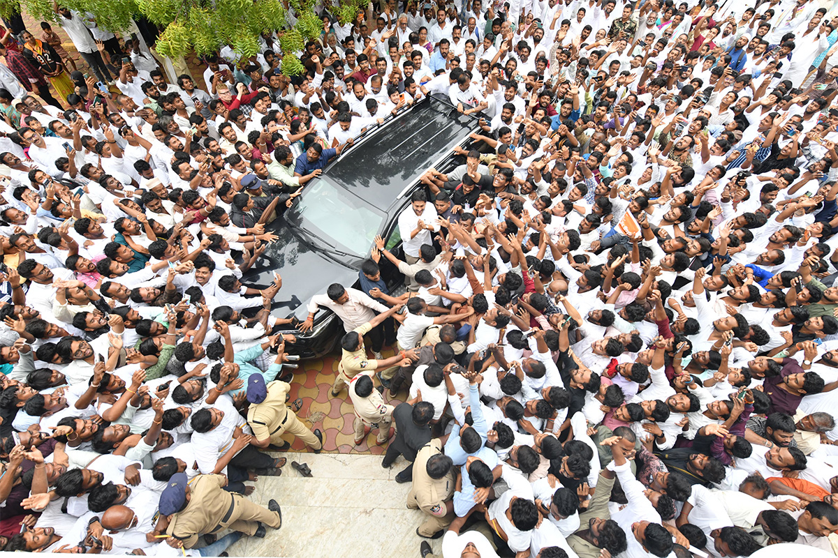 YS Jagan Grand Entry Pulivendula Camp Office Praja Darbar 12