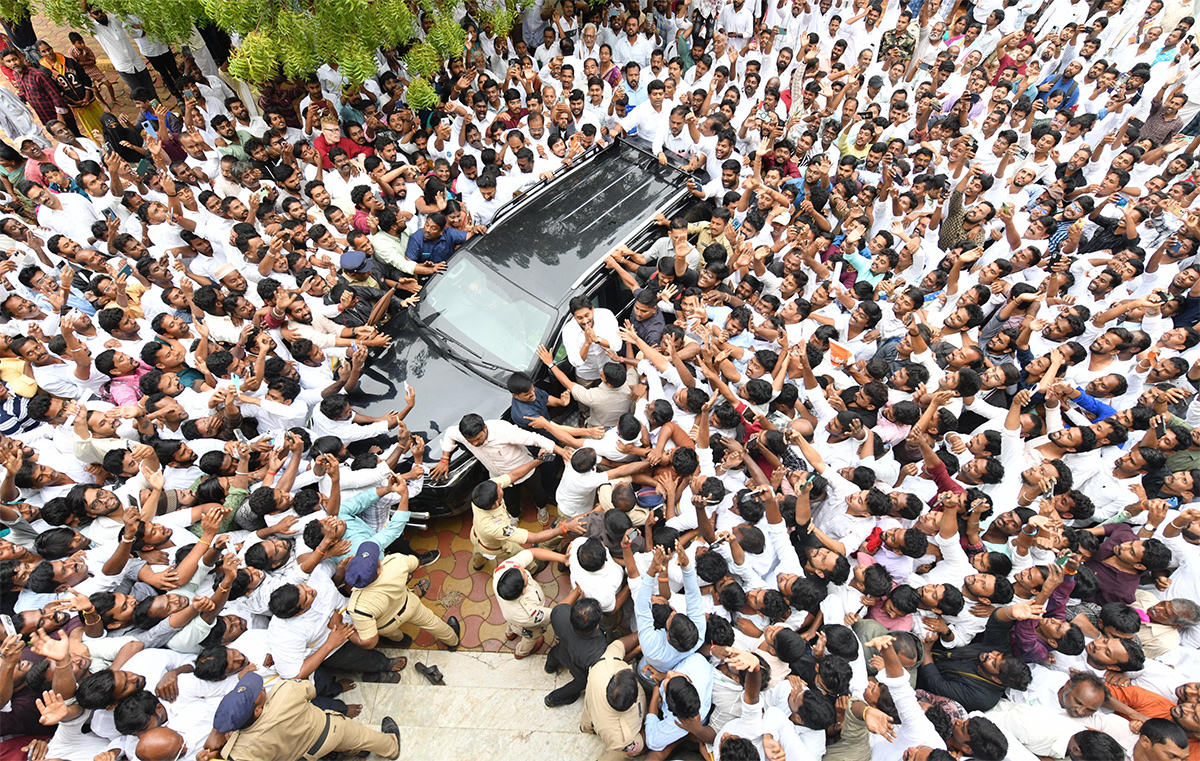 YS Jagan Grand Entry Pulivendula Camp Office Praja Darbar 13