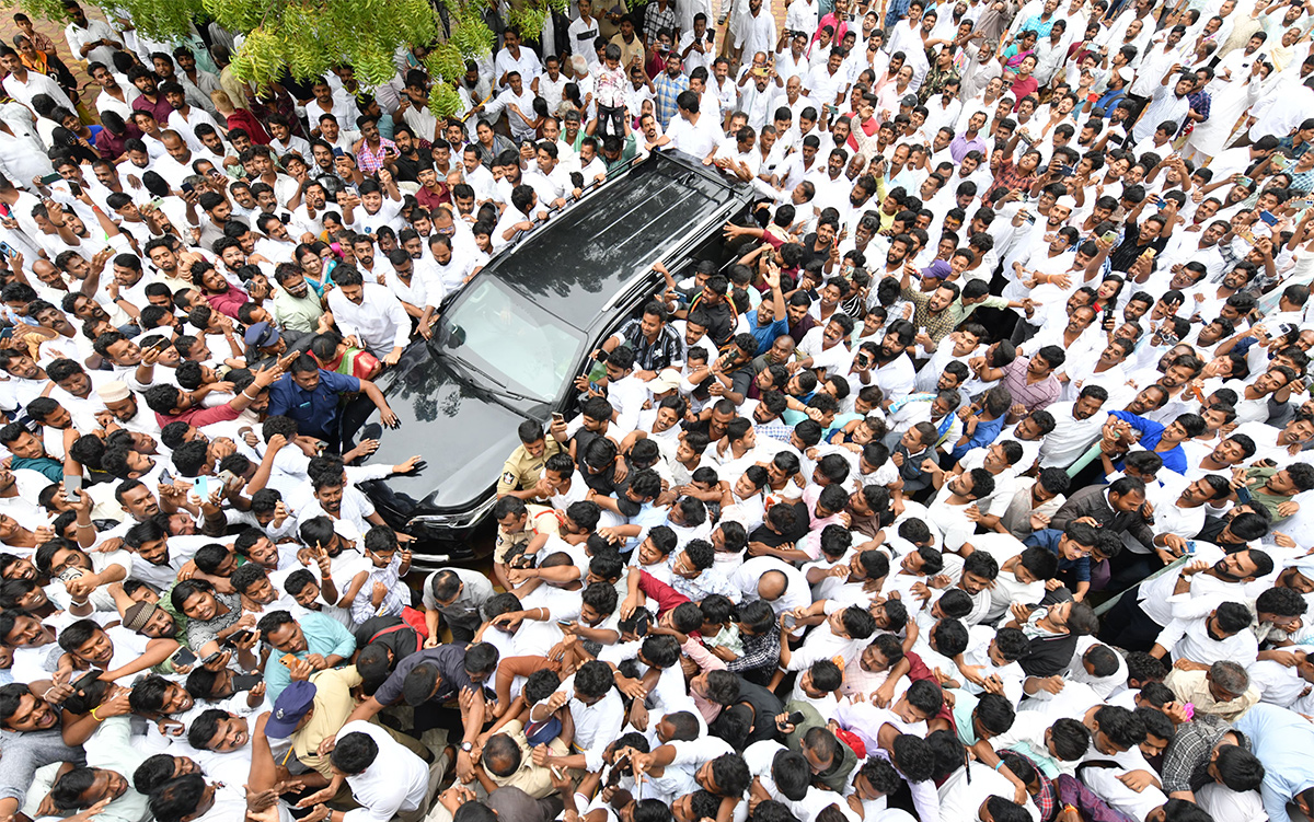 YS Jagan Grand Entry Pulivendula Camp Office Praja Darbar 14