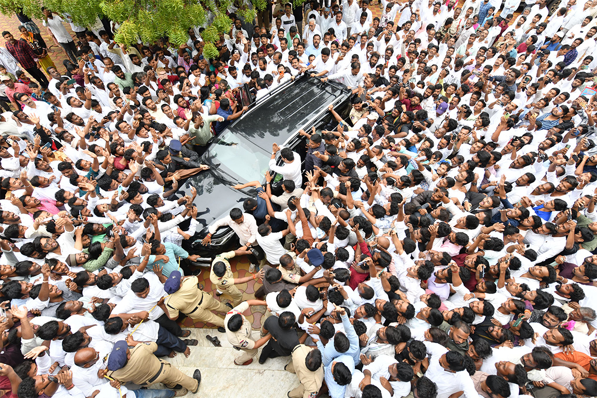 YS Jagan Grand Entry Pulivendula Camp Office Praja Darbar 15