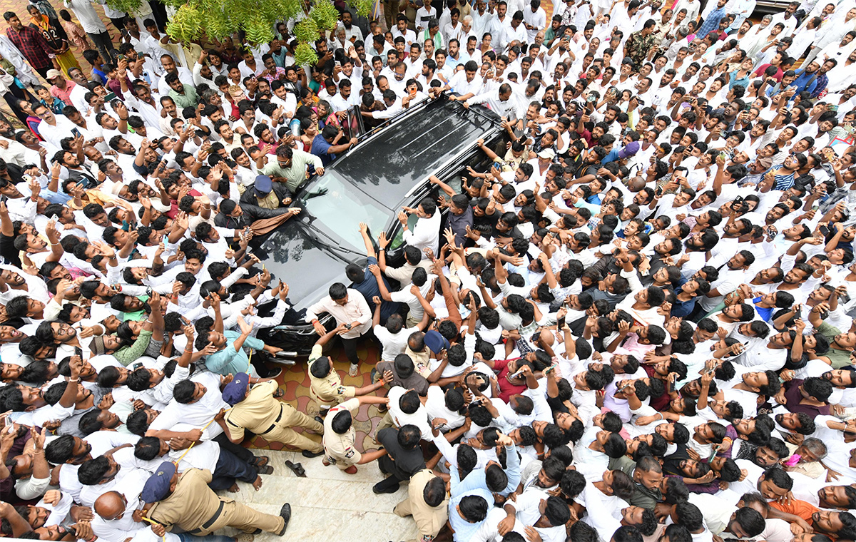 YS Jagan Grand Entry Pulivendula Camp Office Praja Darbar 16