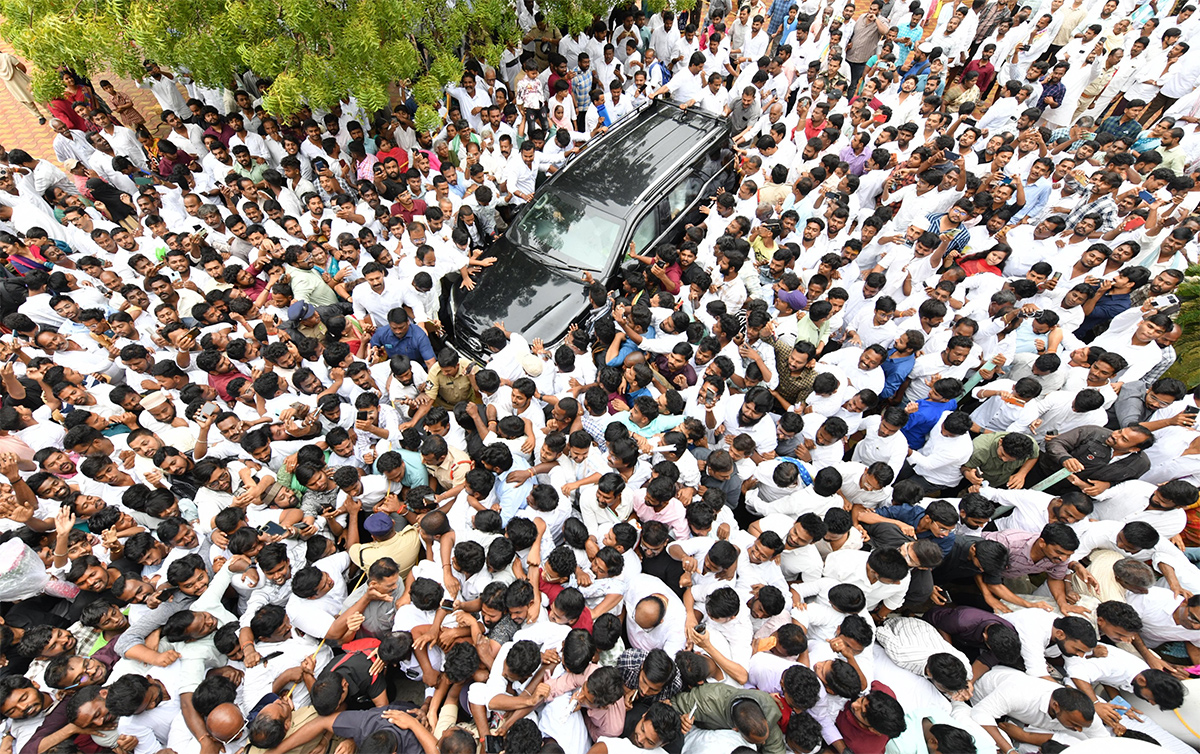 YS Jagan Grand Entry Pulivendula Camp Office Praja Darbar 3