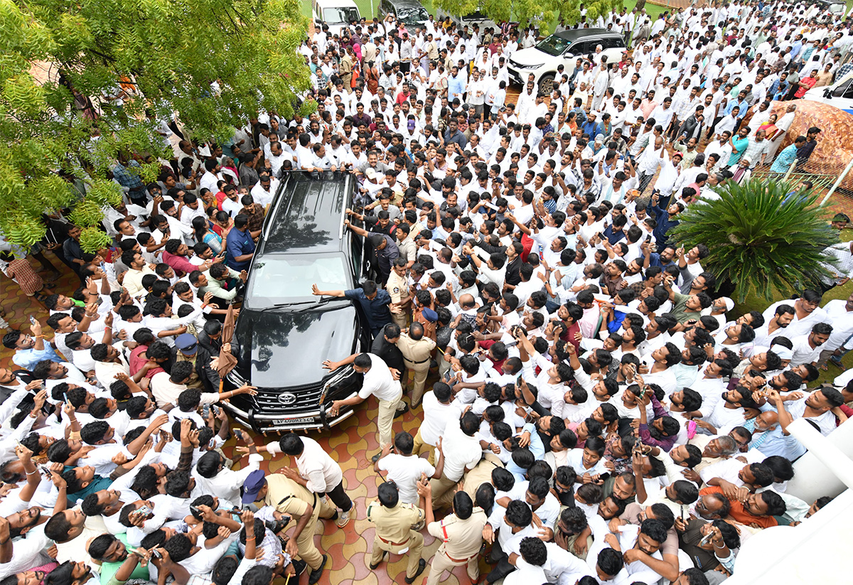 YS Jagan Grand Entry Pulivendula Camp Office Praja Darbar 4