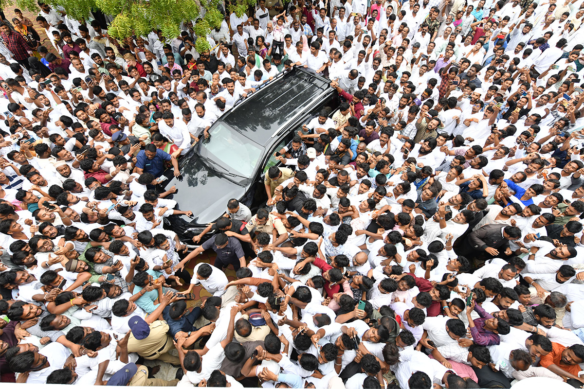 YS Jagan Grand Entry Pulivendula Camp Office Praja Darbar 5