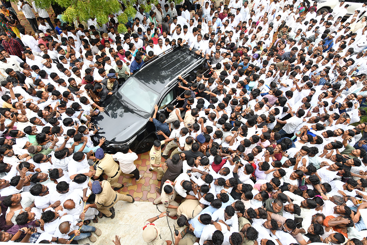 YS Jagan Grand Entry Pulivendula Camp Office Praja Darbar 6