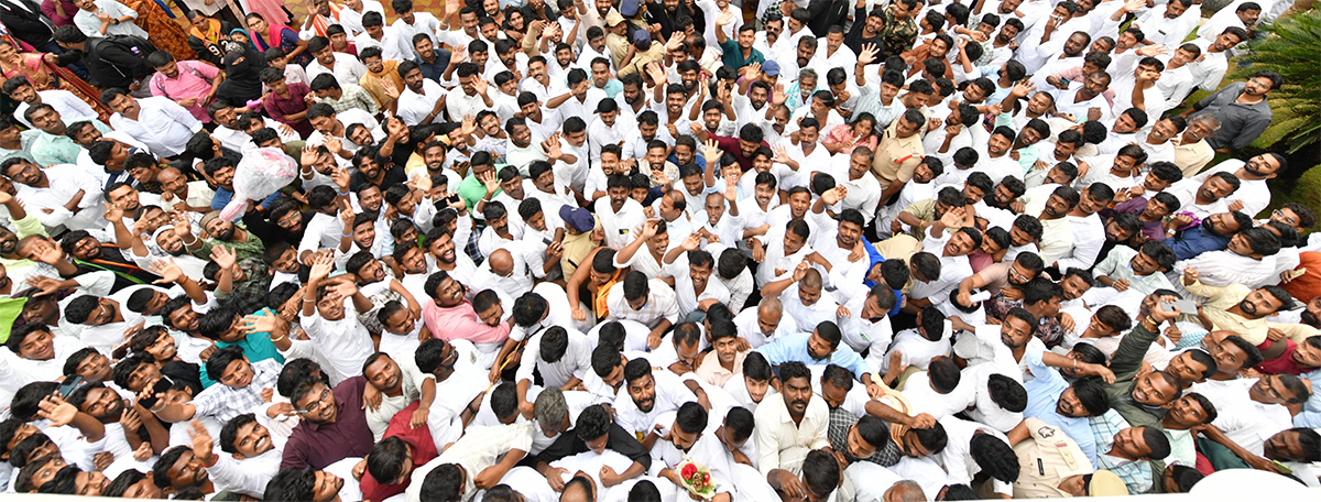 YS Jagan Grand Entry Pulivendula Camp Office Praja Darbar 8