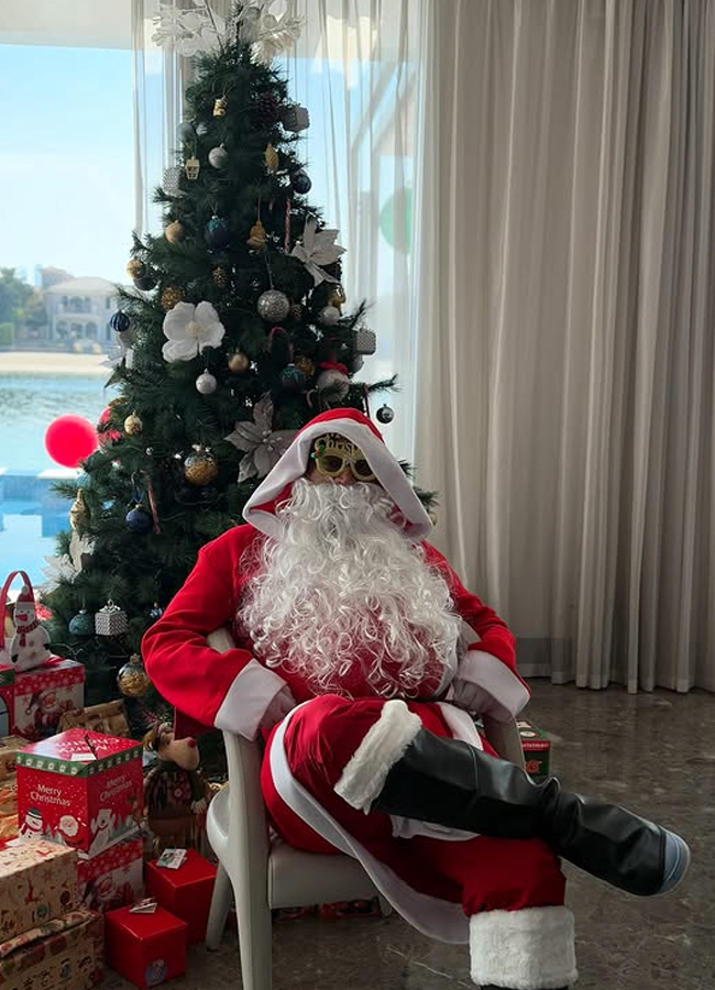 MS Dhoni Turns Santa Claus Sachin Tendulkar Yuvraj Singh Christmas Celebrations Pics Viral12