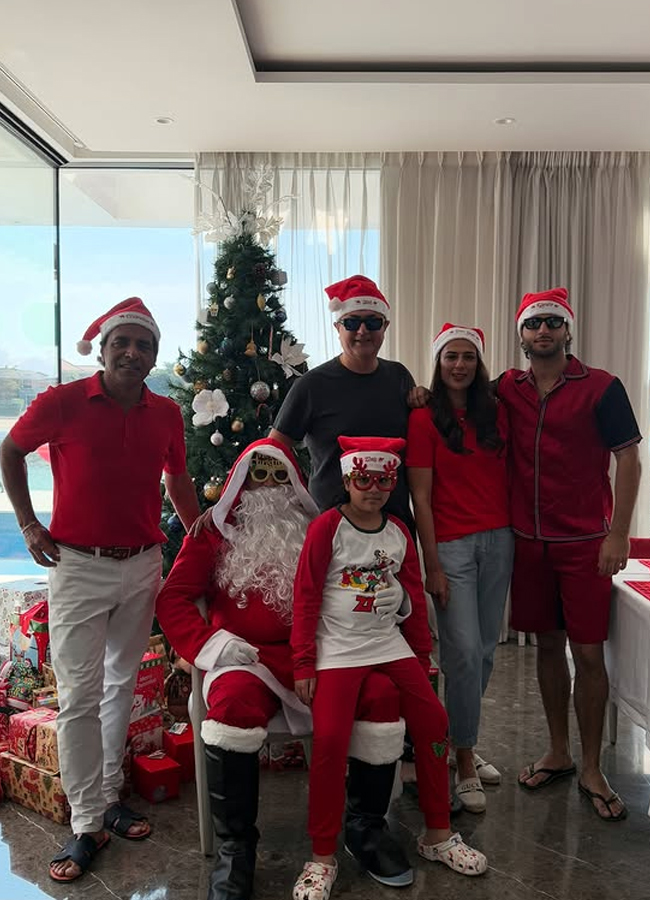 MS Dhoni Turns Santa Claus Sachin Tendulkar Yuvraj Singh Christmas Celebrations Pics Viral5