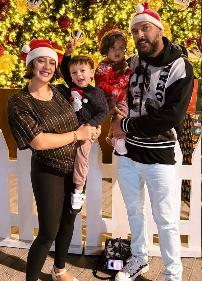 MS Dhoni Turns Santa Claus Sachin Tendulkar Yuvraj Singh Christmas Celebrations Pics Viral3