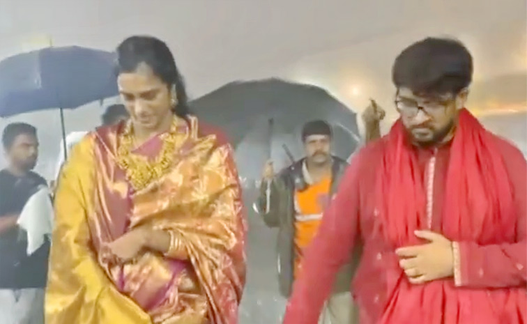 PV Sindhu and her husband Venkata Datta Sai visit Tirumala Photos4