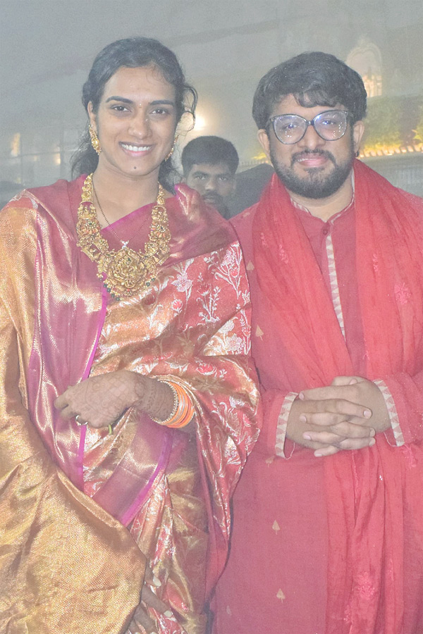 PV Sindhu and her husband Venkata Datta Sai visit Tirumala Photos3