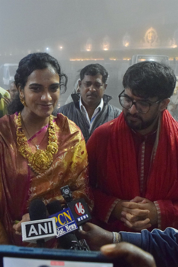 PV Sindhu and her husband Venkata Datta Sai visit Tirumala Photos14