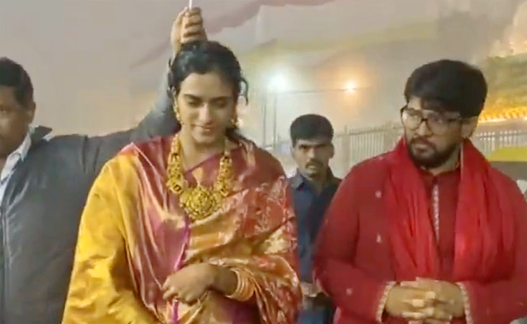 PV Sindhu and her husband Venkata Datta Sai visit Tirumala Photos7