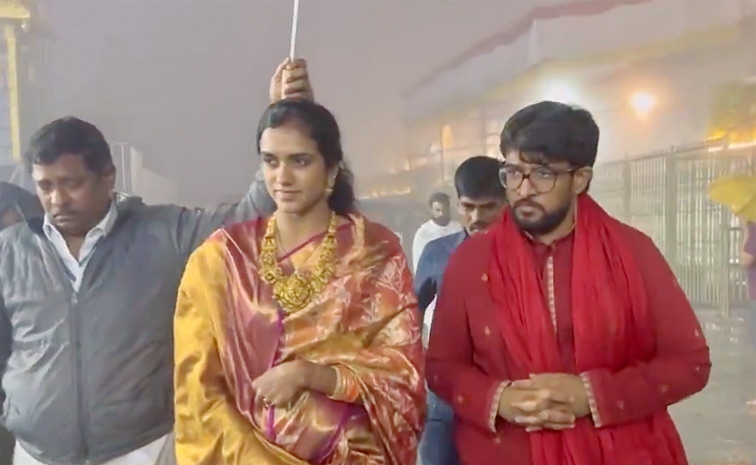 PV Sindhu and her husband Venkata Datta Sai visit Tirumala Photos9